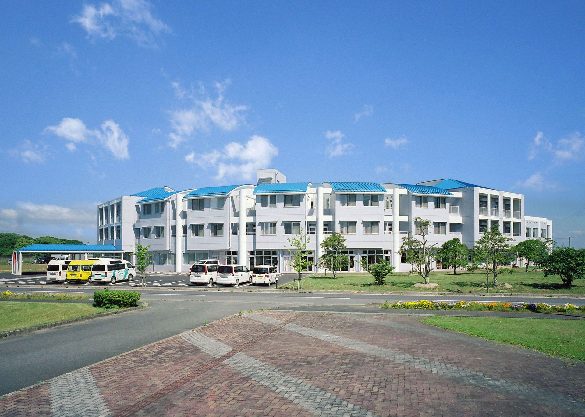 青空の下の建物