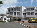 明るい外観の建物