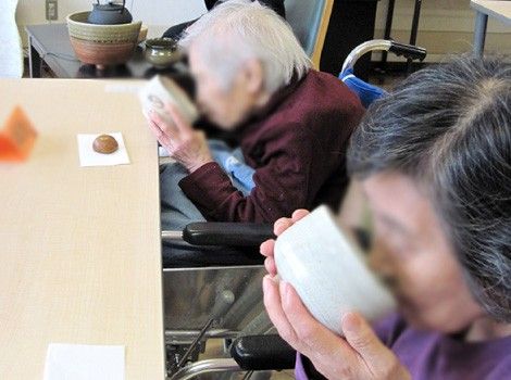 お茶を楽しむ様子のテーブル