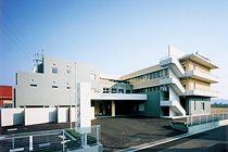 明るい外観の建物