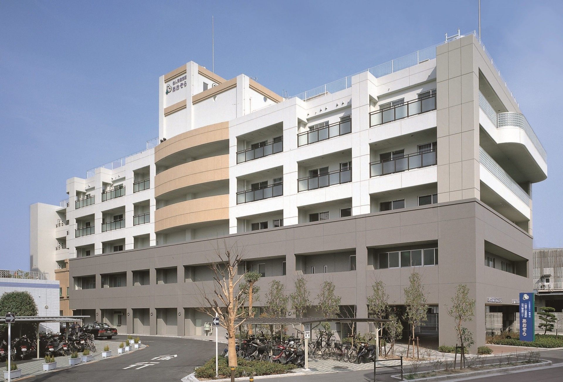 多層階の建物外観