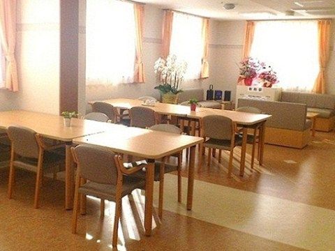 食堂の奥にソファーやテレビが置かれた共有スペースが設けられており、ご家族や入居者様同士での交流などさまざまな用途に利用していただける。