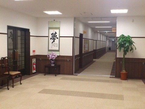 ホテルを思わせるような高級感のある館内である。カーペットが敷かれているので、万が一転倒してもケガのリスクが軽減される。