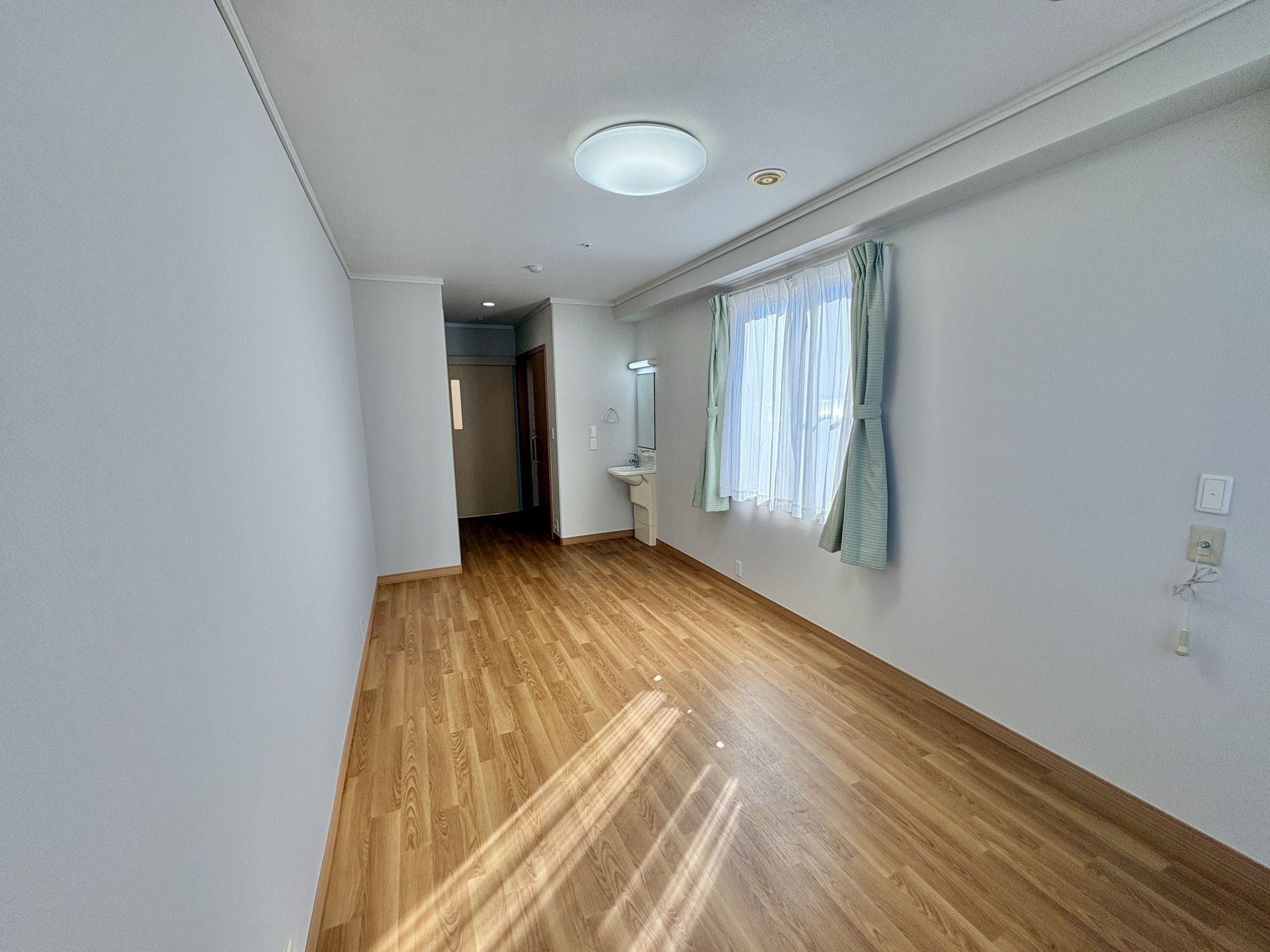 日差しが差し込む部屋