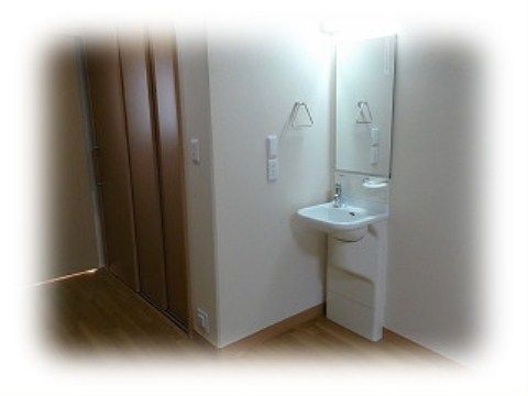 居室に備え付けられている洗面台は車椅子をご利用の方を考慮し、足元に充分なスペースを設けたつくりになっている。