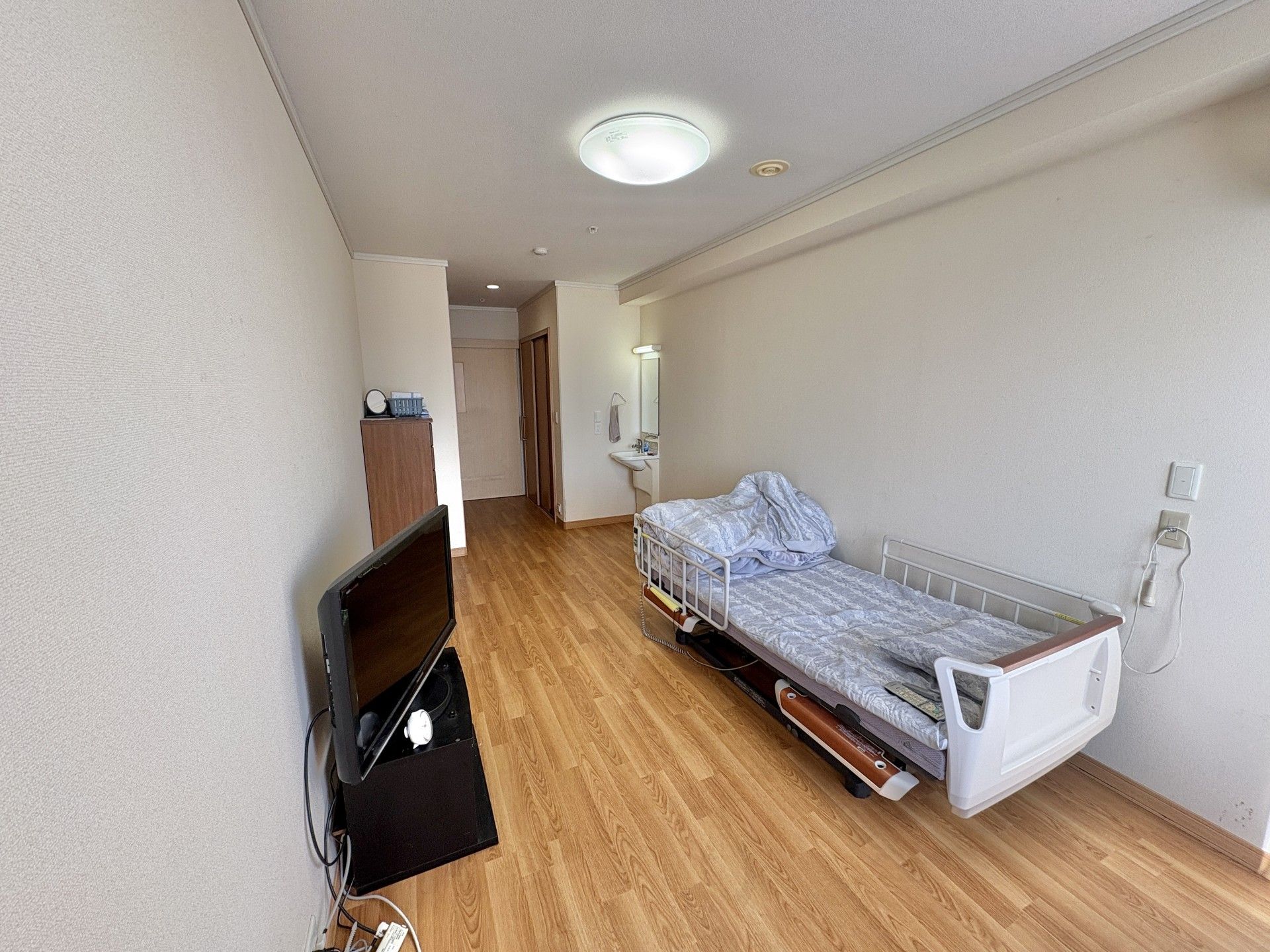 ベッドとテレビのある部屋