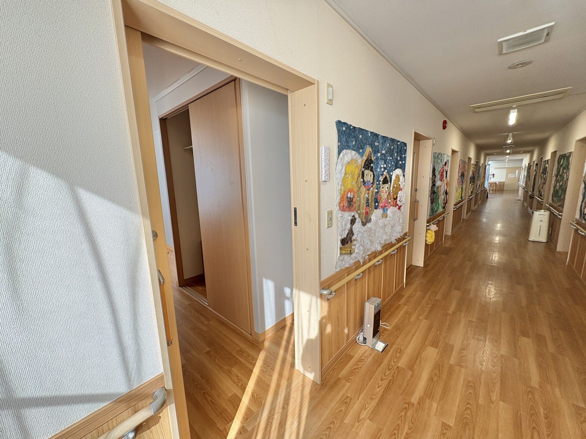 明るい廊下と開いた扉