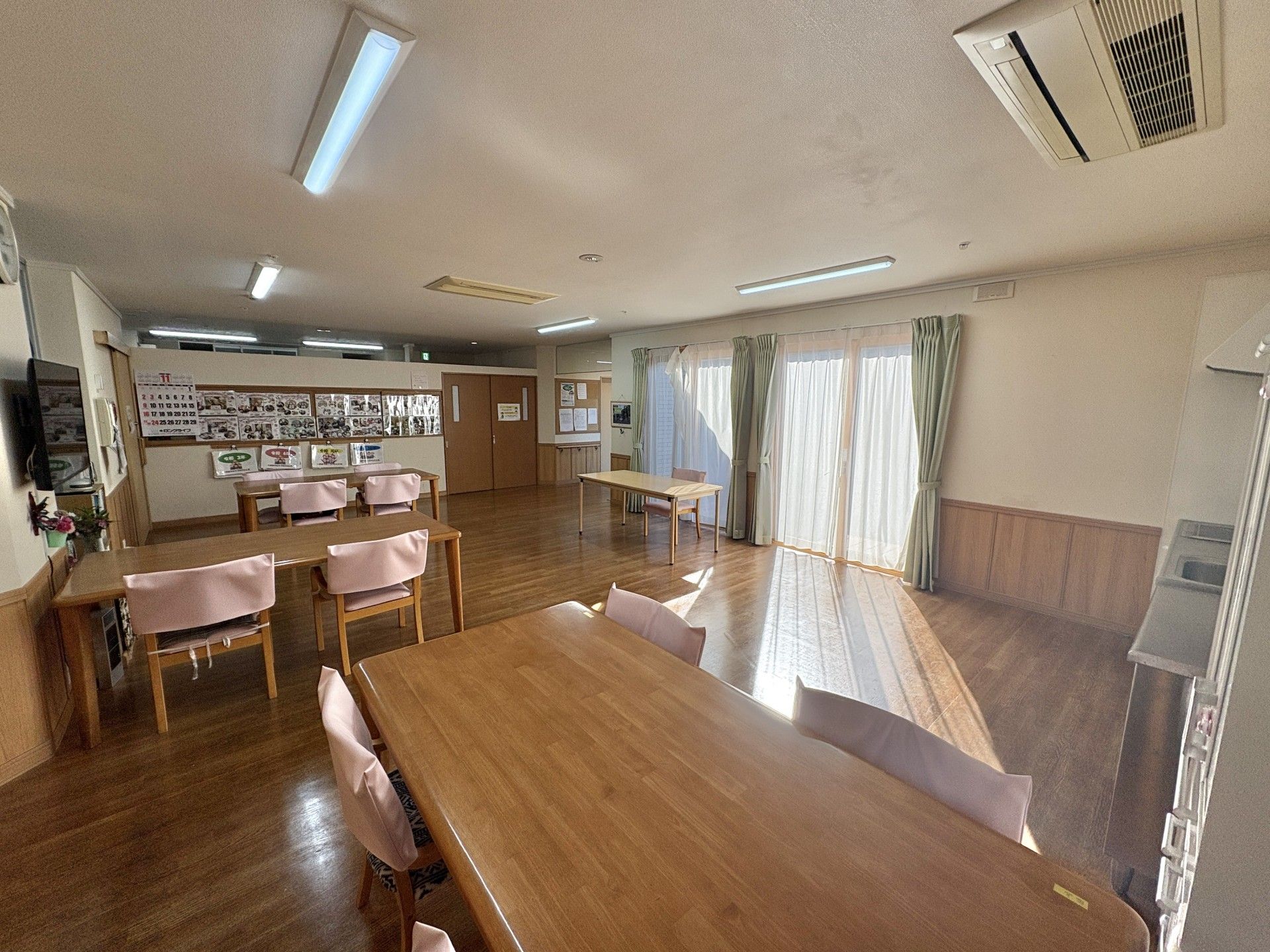 日差しが差し込む広間