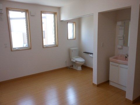 「コムズハウス佐和」居室。広々とした個人空間をご用意しています。