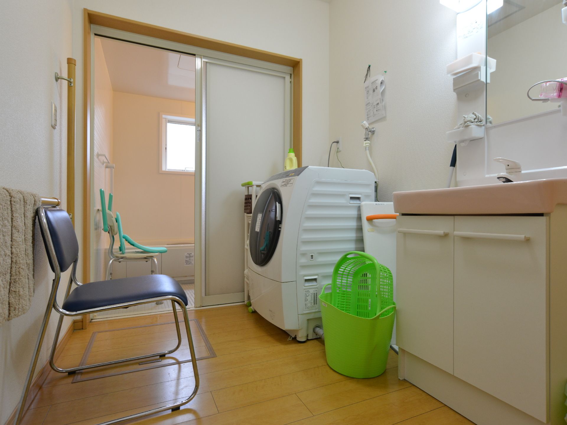 広々として明るい雰囲気の浴室。洗面台、洗濯機が置かれた機能的な脱衣所はゆったりとしたスペースがある。
