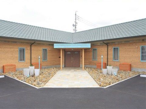 建物のコーナー部に玄関があり、その前にひさしもついている施設外観