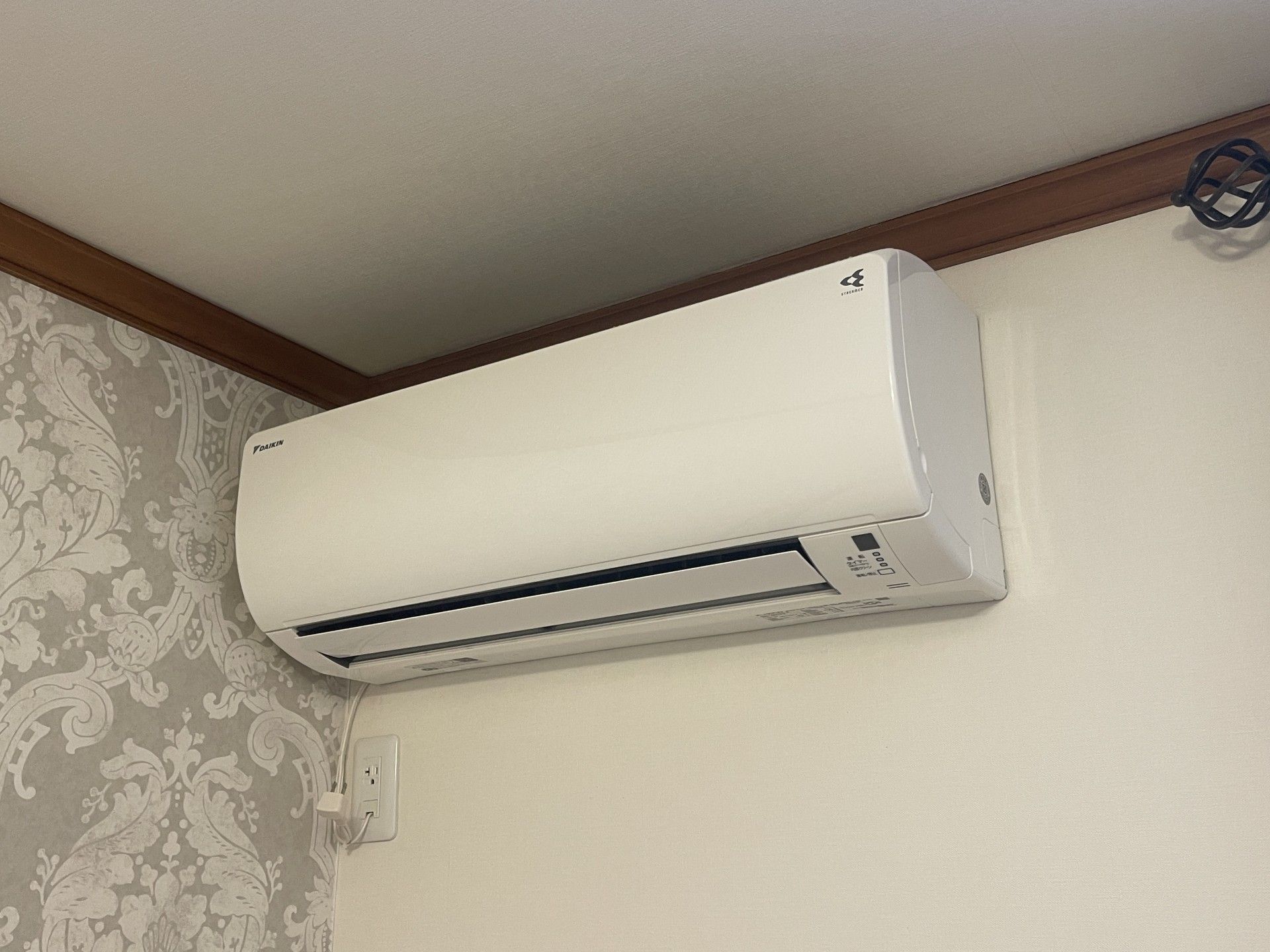 壁に設置された空調設備