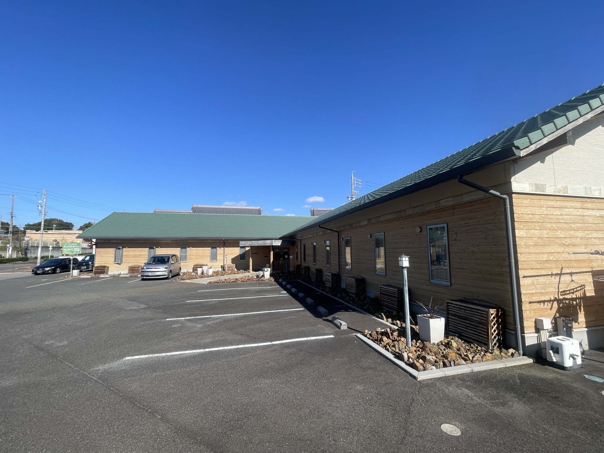 広い駐車場の建物外観