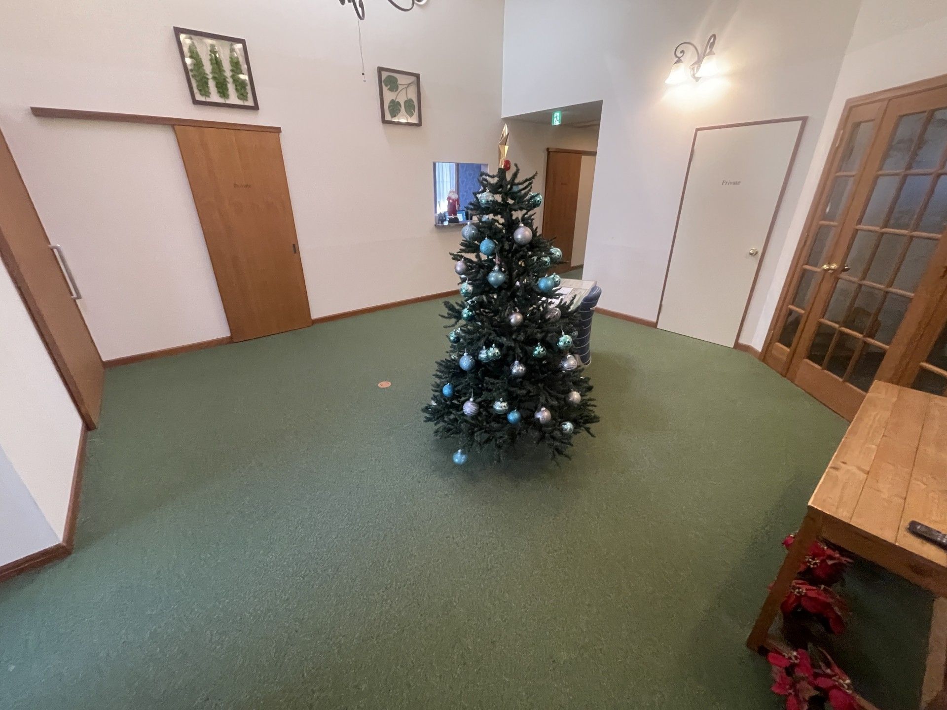 クリスマスツリーのある部屋