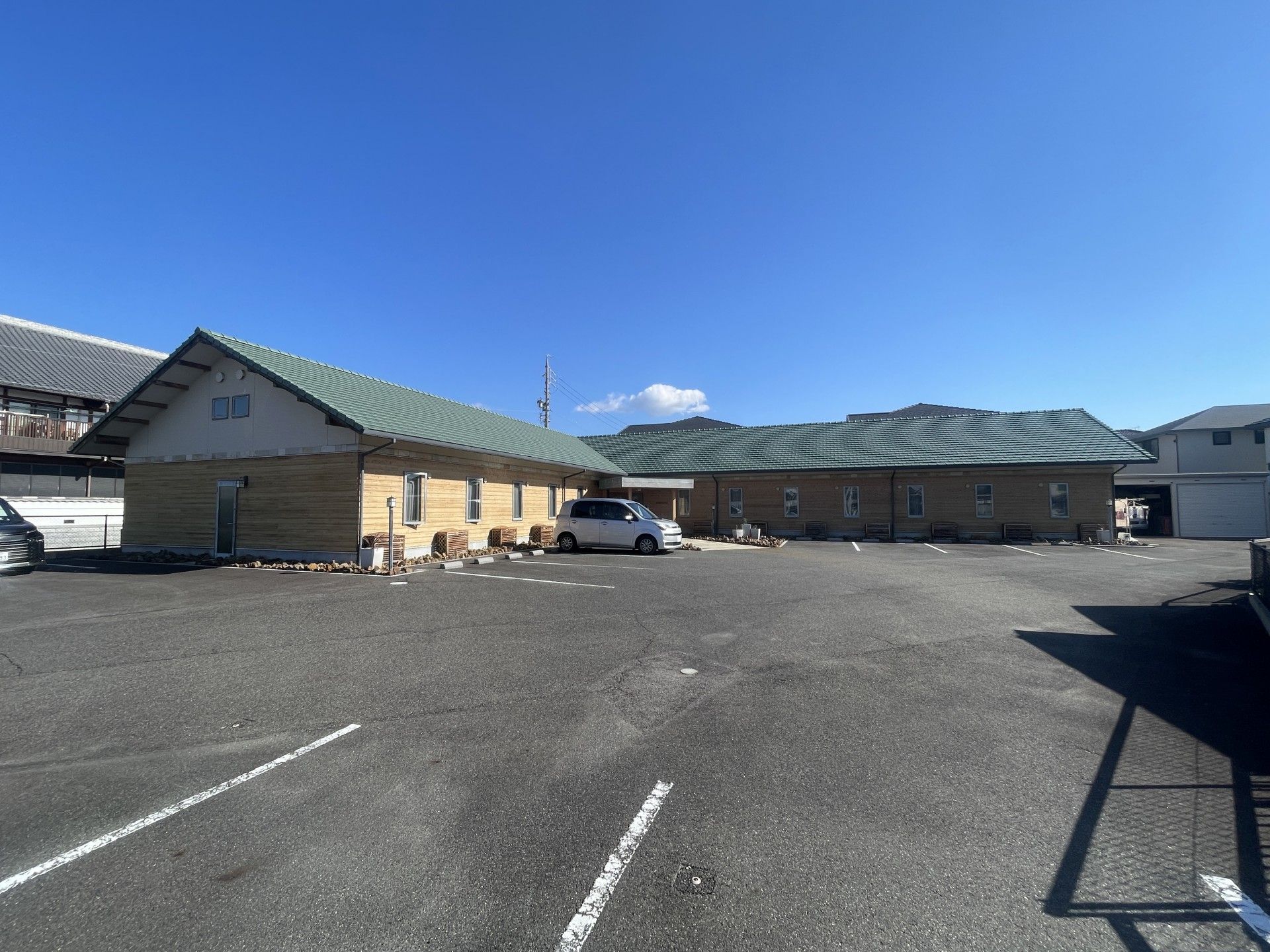 広い駐車場の建物