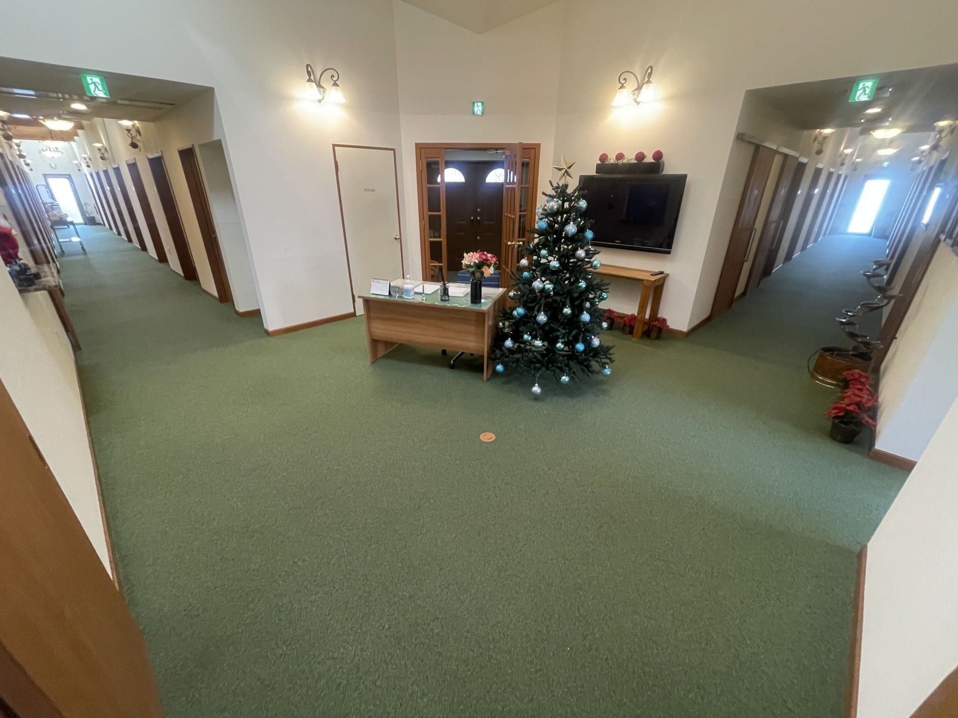 クリスマスツリーのある廊下