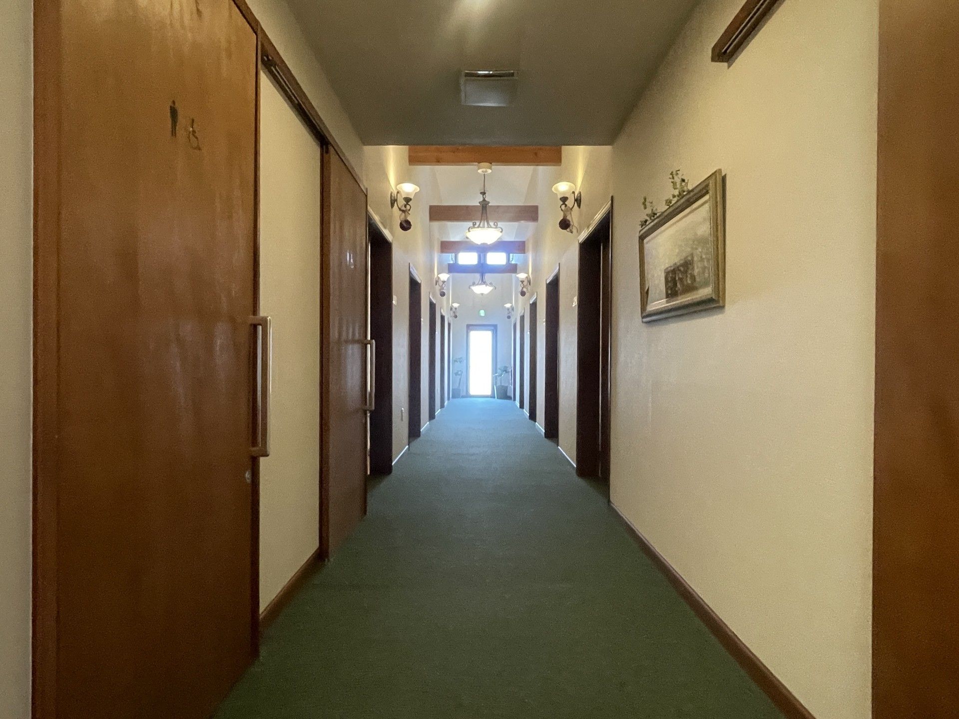 落ち着いた雰囲気の廊下