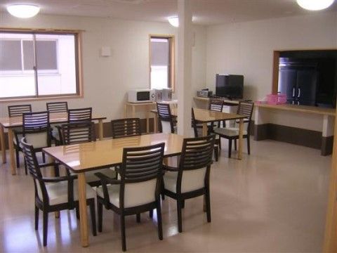キッチンカウンターからは、大型の冷蔵庫が見えている。リビングでは、食事の準備中に香りも楽しめる。共有スペースにも冷蔵庫がある。