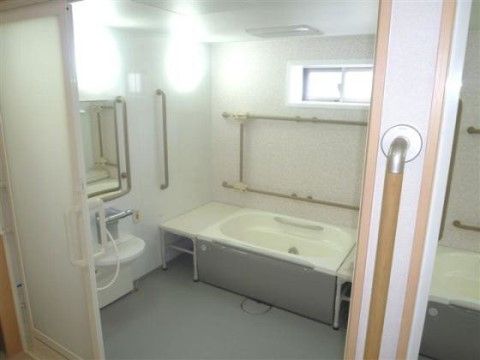 室内の壁に、茶色い棒を何本も取り付けてあるのが特徴である。特に浴槽の近くには、高い位置と低い位置、そして左右に掴まれる場所がある。