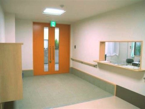 エントランスはバリアフリー設計である。車椅子をご利用の方が、乗り降りせずに室内に入れる。入って左側に窓口がある。