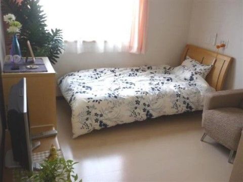 ナースコールを完備した居室では、安心して日々の生活が送れる。床は無地なので、好きなカラーの絨毯などを取り入れやすい。