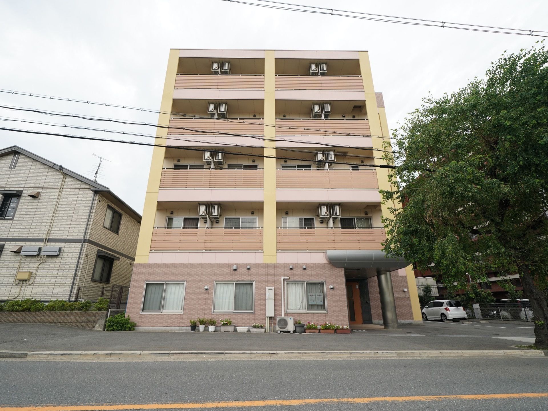 施設は道路に面して建てられており、５階建てである。道路側からは２階から５階までフェンスがついたベランダを見ることができる。