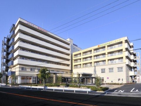 ７階建てと５階建ての施設が並んで建っている、道路越しの風景