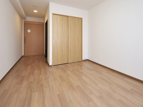 居室の床はフローリングである。押入れには、木製の扉が２枚ある引き違い戸が付いている。入口の扉には、小さいひし形の窓がある。
