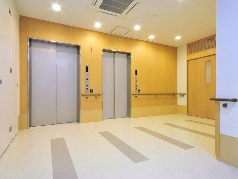 エレベーターホールには、スポットライトがいくつもあり、足元がとても明るい。大小２種類のエレベーターがあり、人数などに合わせて利用できる。