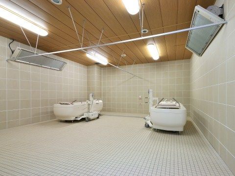 広々とした浴室には、浴槽が2つあるので、同時に入浴することも可能。介助が必要な方が快適に利用できるお風呂になっている。