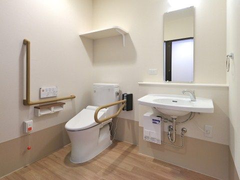 手足が不自由な方でも安心して利用することができるよう手すりが完備してある。清掃も行き届いており、清潔感がある。