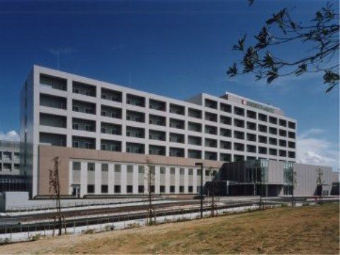 広い敷地に建つ病院。総合病院として様々な医療サービスを提供している。地域根ざした医療を提供している。
