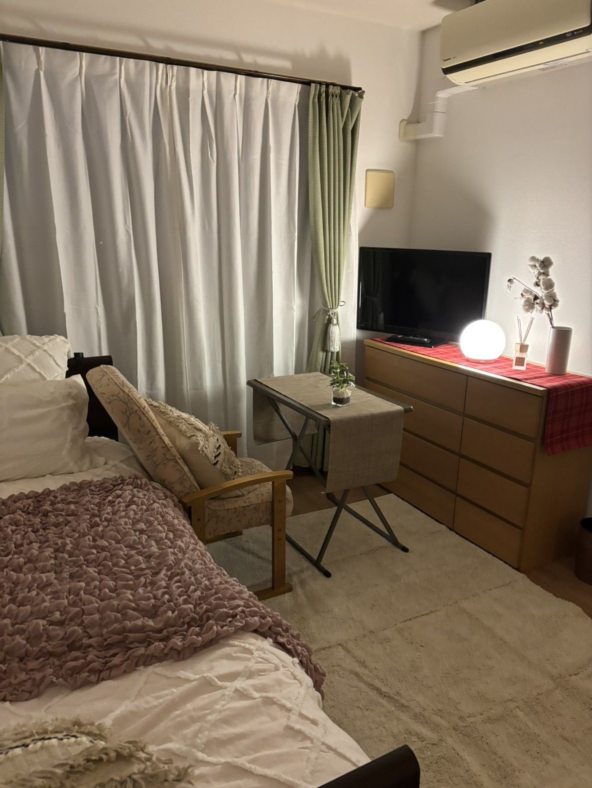 幅も奥行きもある車寄せがあり、その前に手入れの行き届いた植栽がある玄関付近