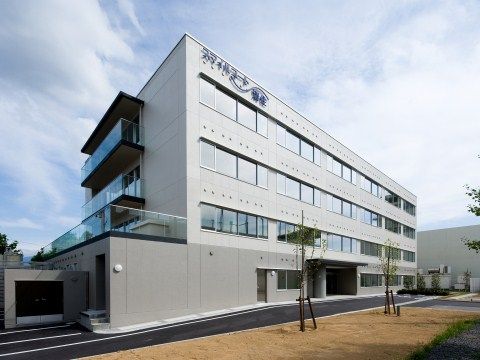 新築そうな外観の居室