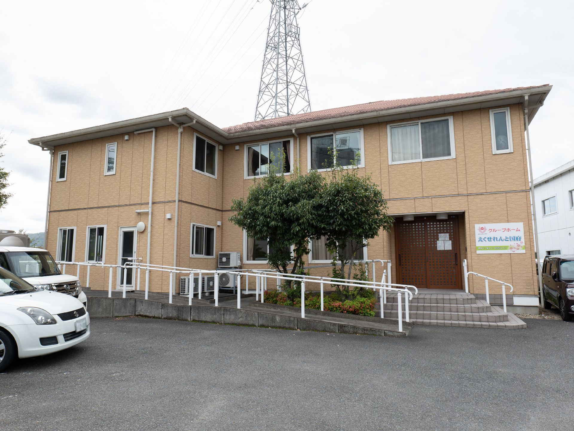 駐車場を完備した施設外観