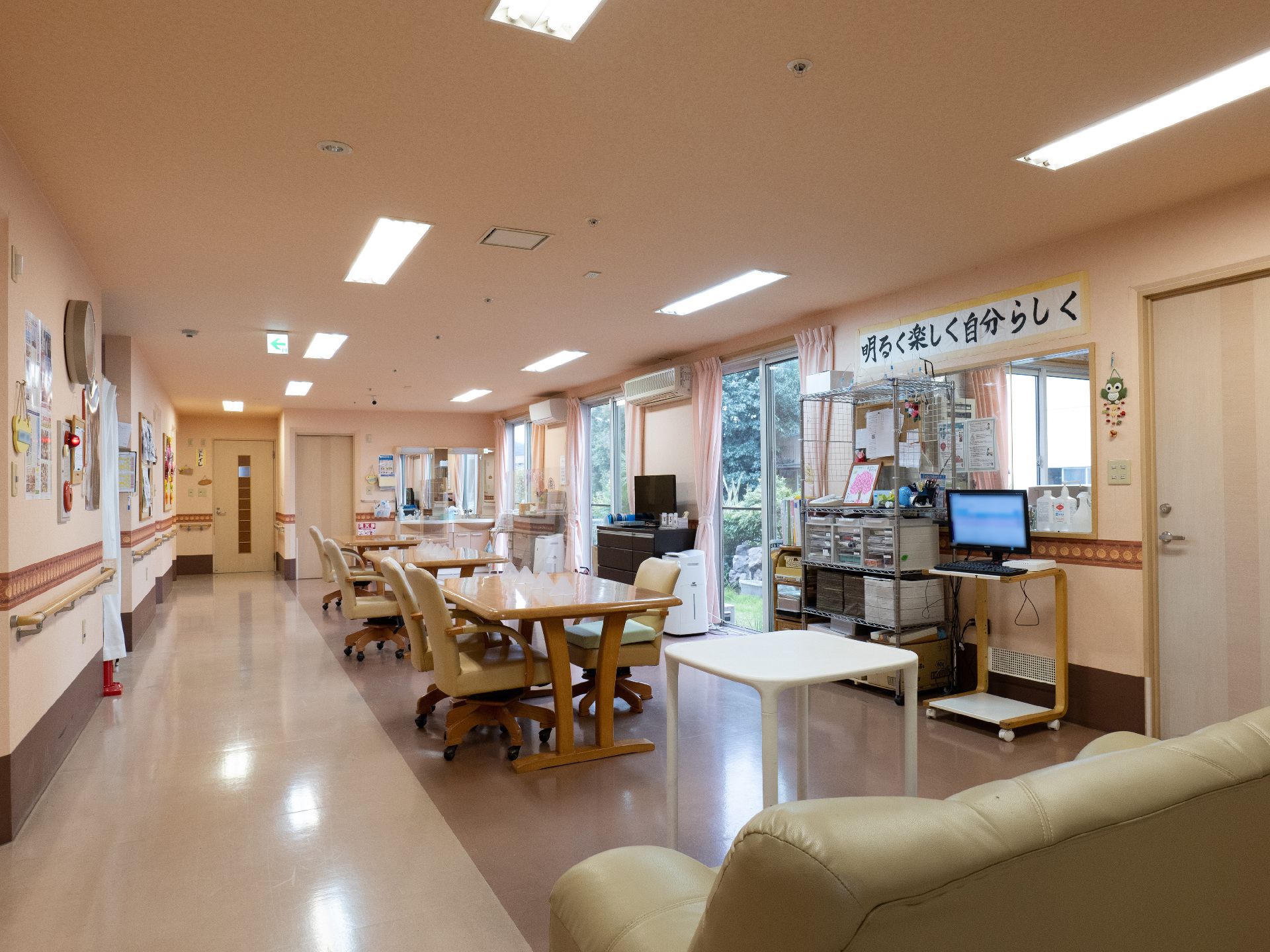 居室出てすぐのリビング・ダイニング