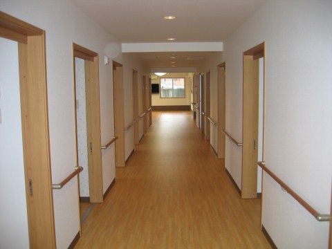 壁や天井の白色と、建具の薄い茶色のコントラストが美しい廊下