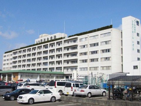 白色の大きな病院である。車が複数台停められる、広々した駐車場を完備しており安心である。駐輪場もある。