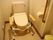 個室トイレには温水洗浄便座が取り付けられている。便座前には両腕が置ける可動式の手すりが用意されている。