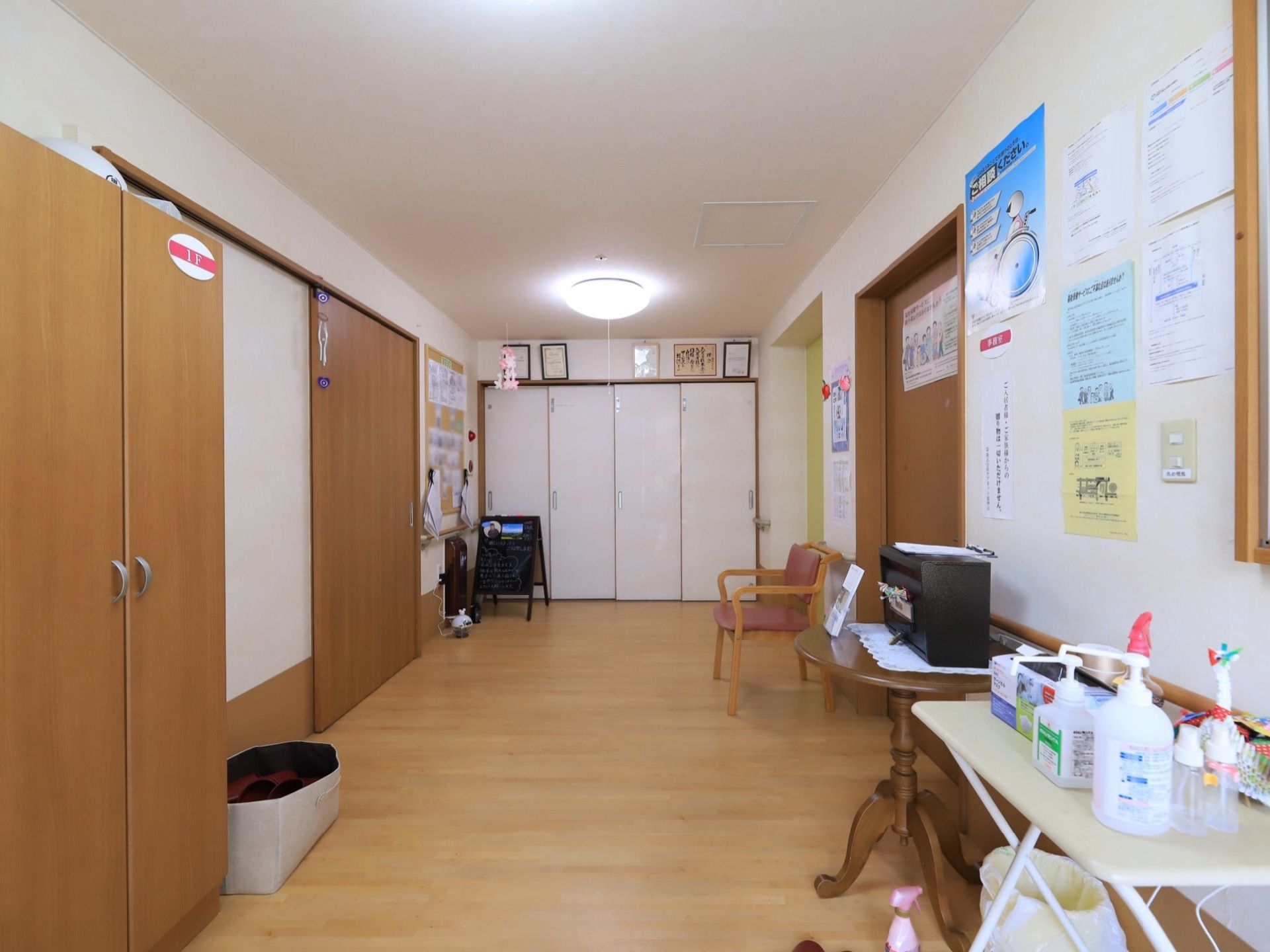 玄関を抜けてすぐの通路には、タンスや椅子が置かれている。また、消毒液があり、感染症を持ち込まず持ち出さないように心がけていただいている。