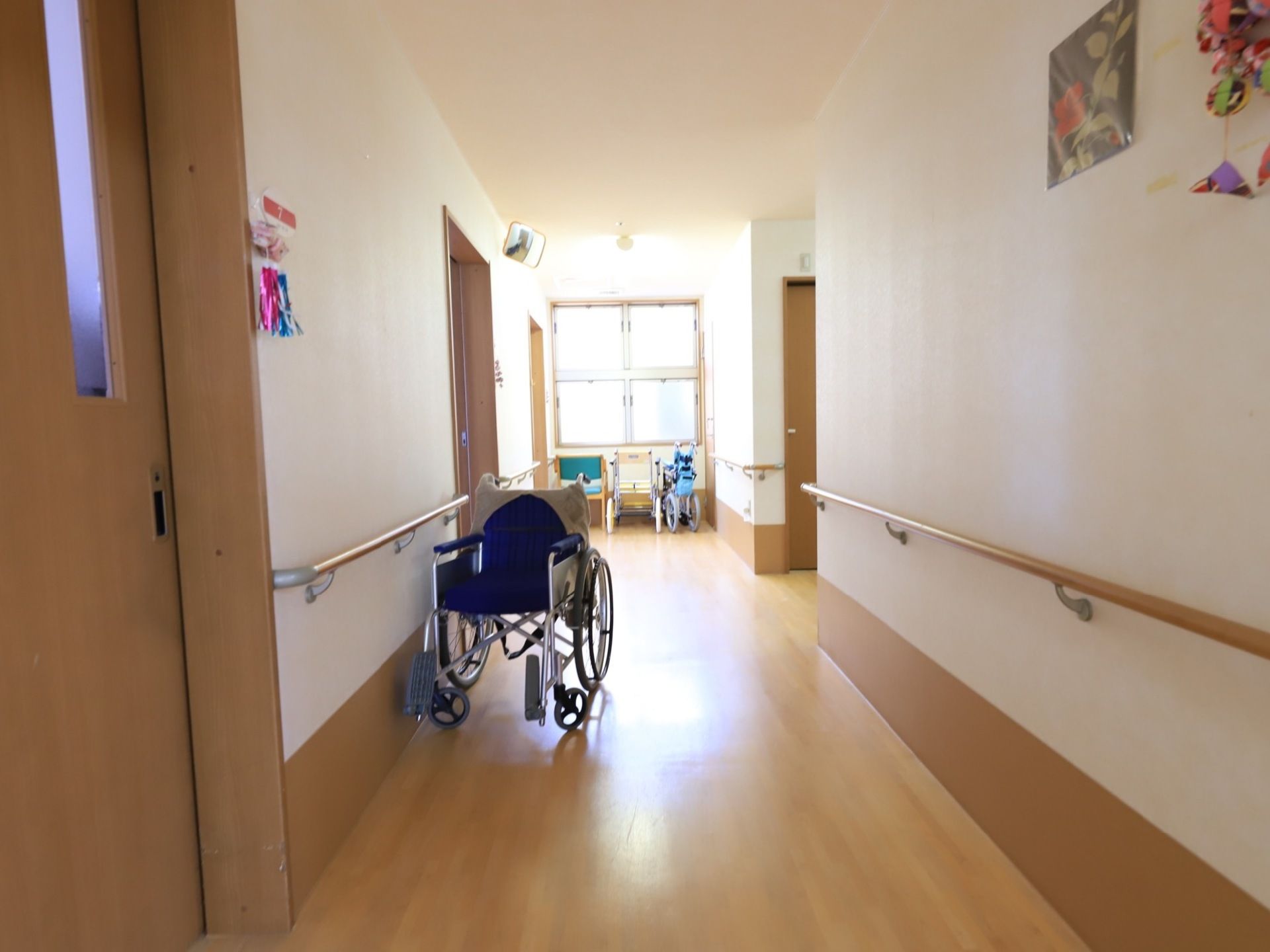 個室の扉ひ引き戸になっており、向こう側の状況が分からず、開いた扉が通行人の邪魔になる心配が一切ない。