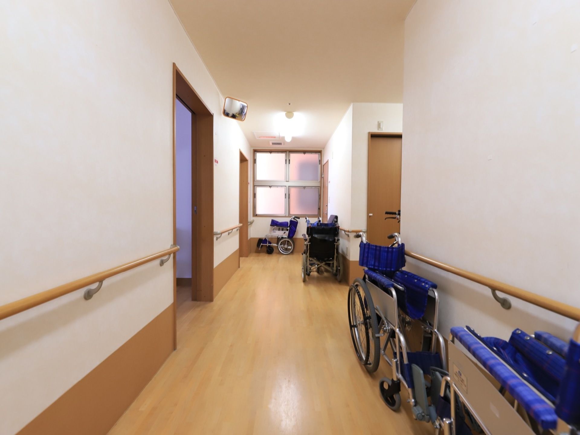 通路の先には窓があり、自然光を取り入れられるようになっている。また、車椅子は折りたたむことができ、壁際に置いていても邪魔にならない。