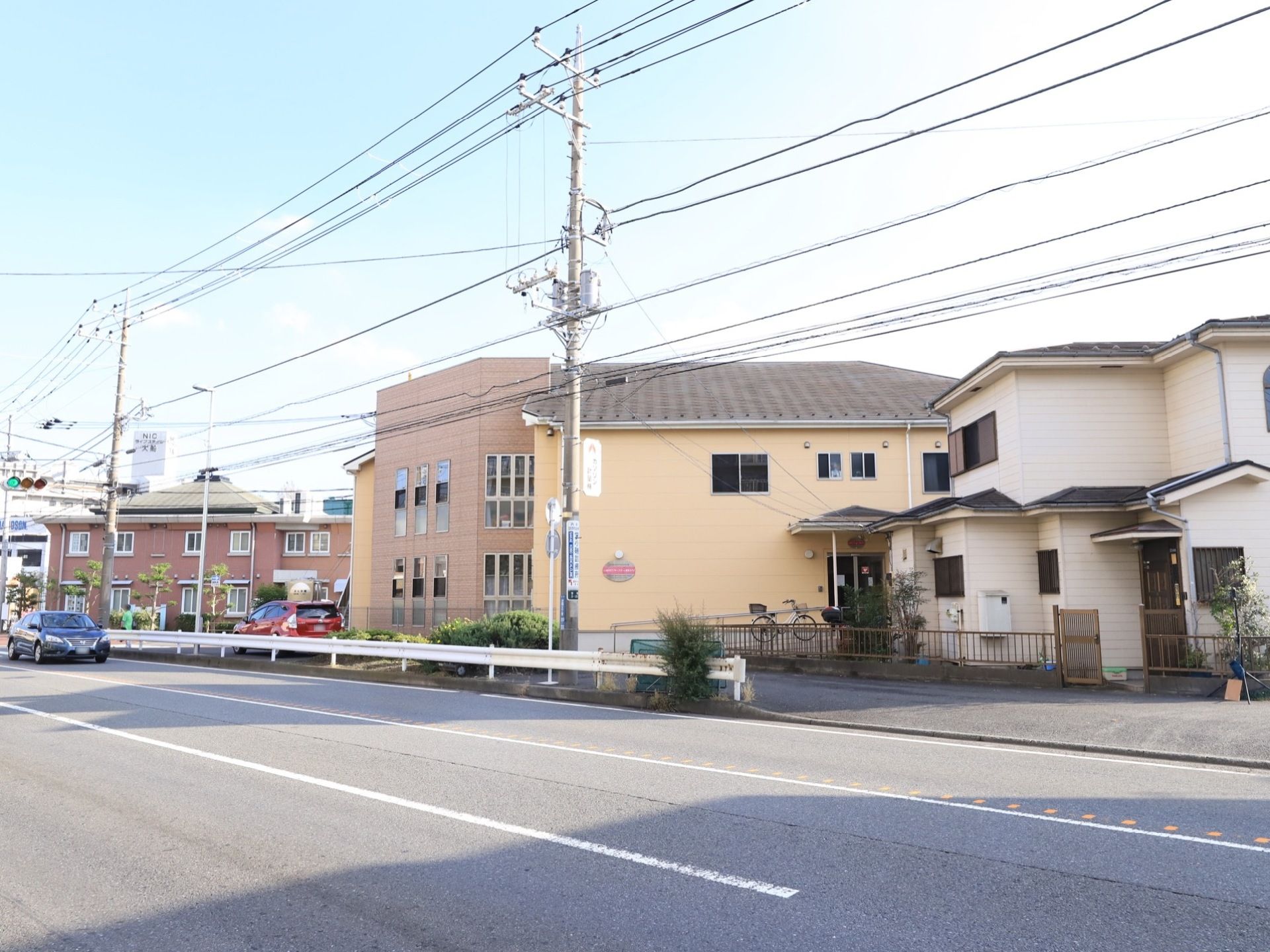 縦長の窓が特徴的な建物で、周りは民家になっており騒がしくない。加えて大通り沿いにあるため、車でのアクセスが良い。