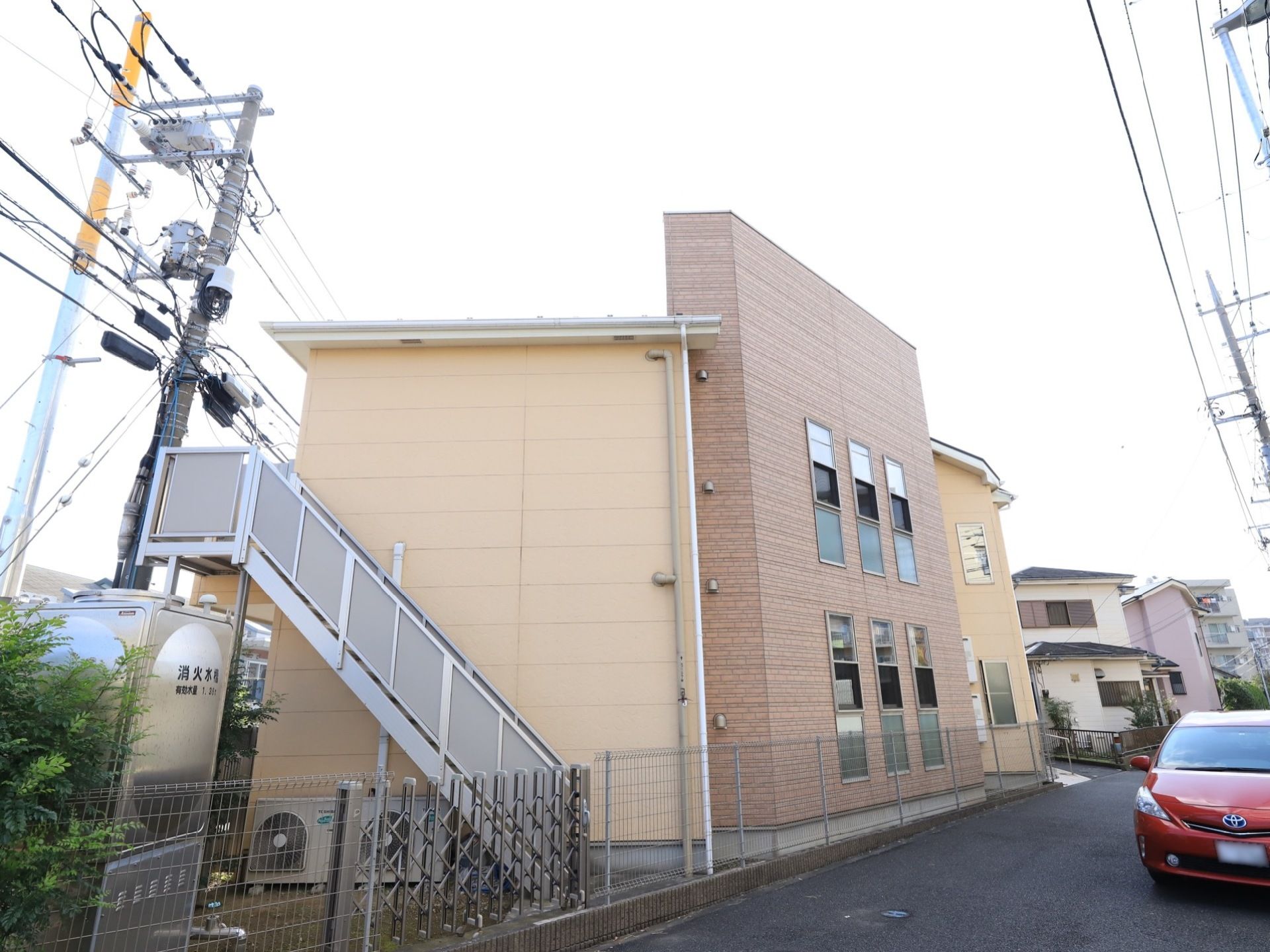 ２階建ての施設で、住宅街に建てられており、穏やかな環境である。見た目もおいても、集合住宅のようで親しみやすい。