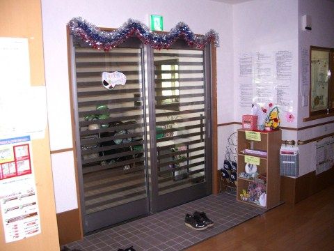明るい開放感のあるエントランスである。自動ドアなので、車椅子や杖をご利用の方でもスムーズに移動していただける。