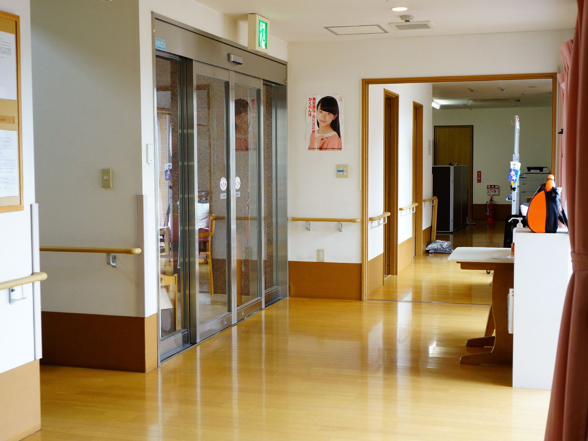 玄関からバリアフリーでつながっているエントランスは開放的な雰囲気。手すり取り付けてある廊下は広々としたスペースになっている。