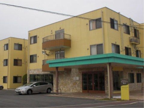 明るい色の建物外観