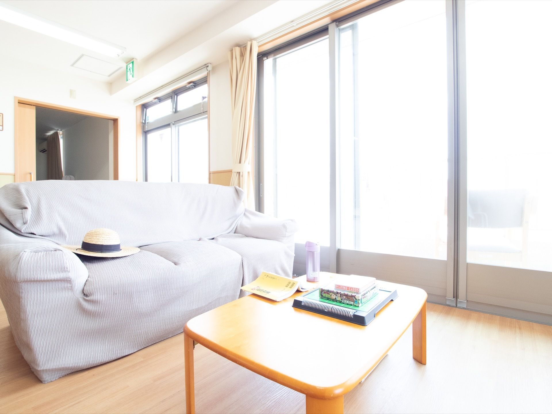 日当たりの良い談話室で、あたたかみがある。ふかふかのソファでゆったりと座りながら自分の時間を過ごすことができる。