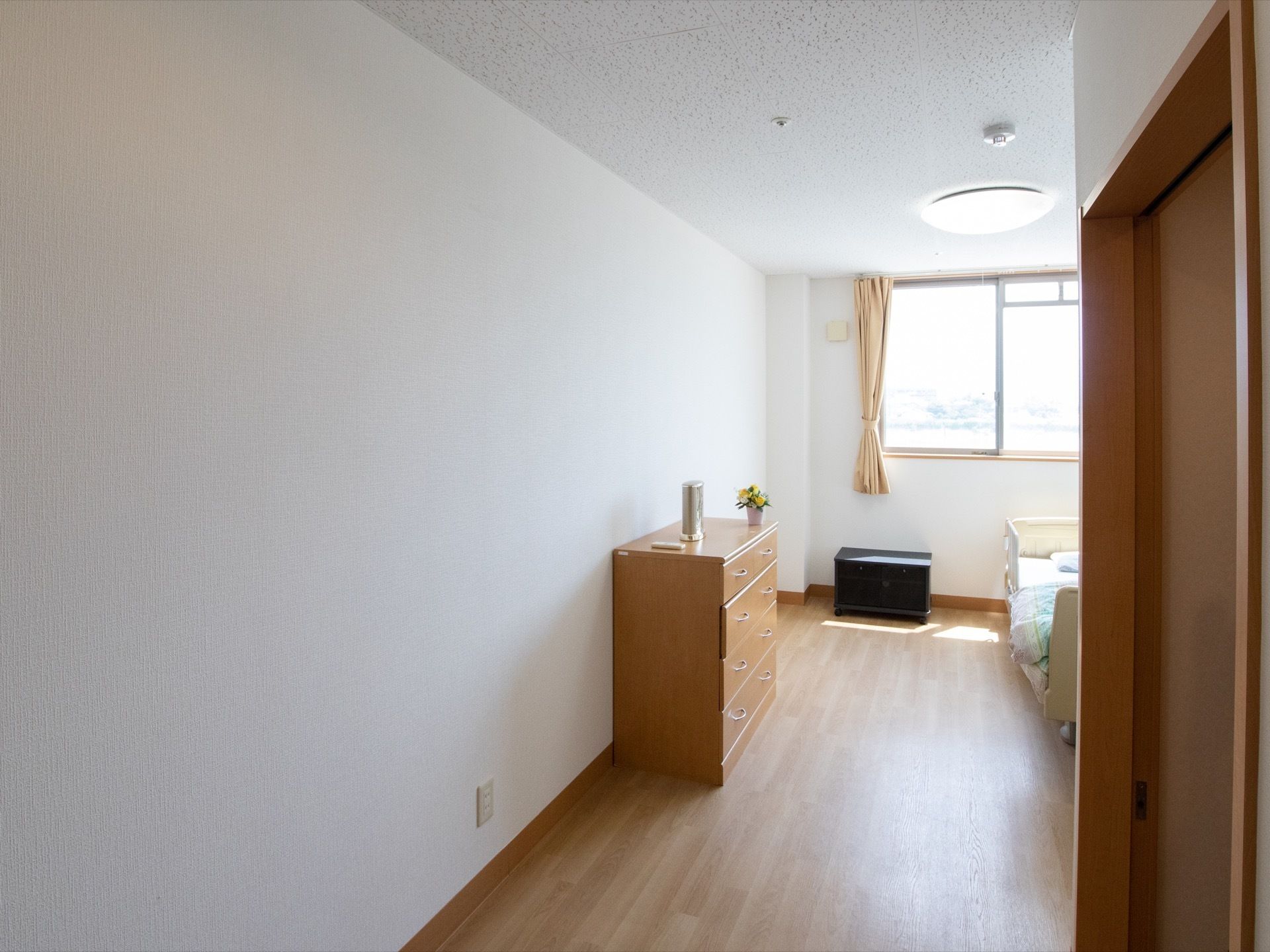居室は個室タイプなので、周りの目を気にせず快適に自分の時間を過ごせる。ベッドや収納家具が設置してあり、日当たりも良い。