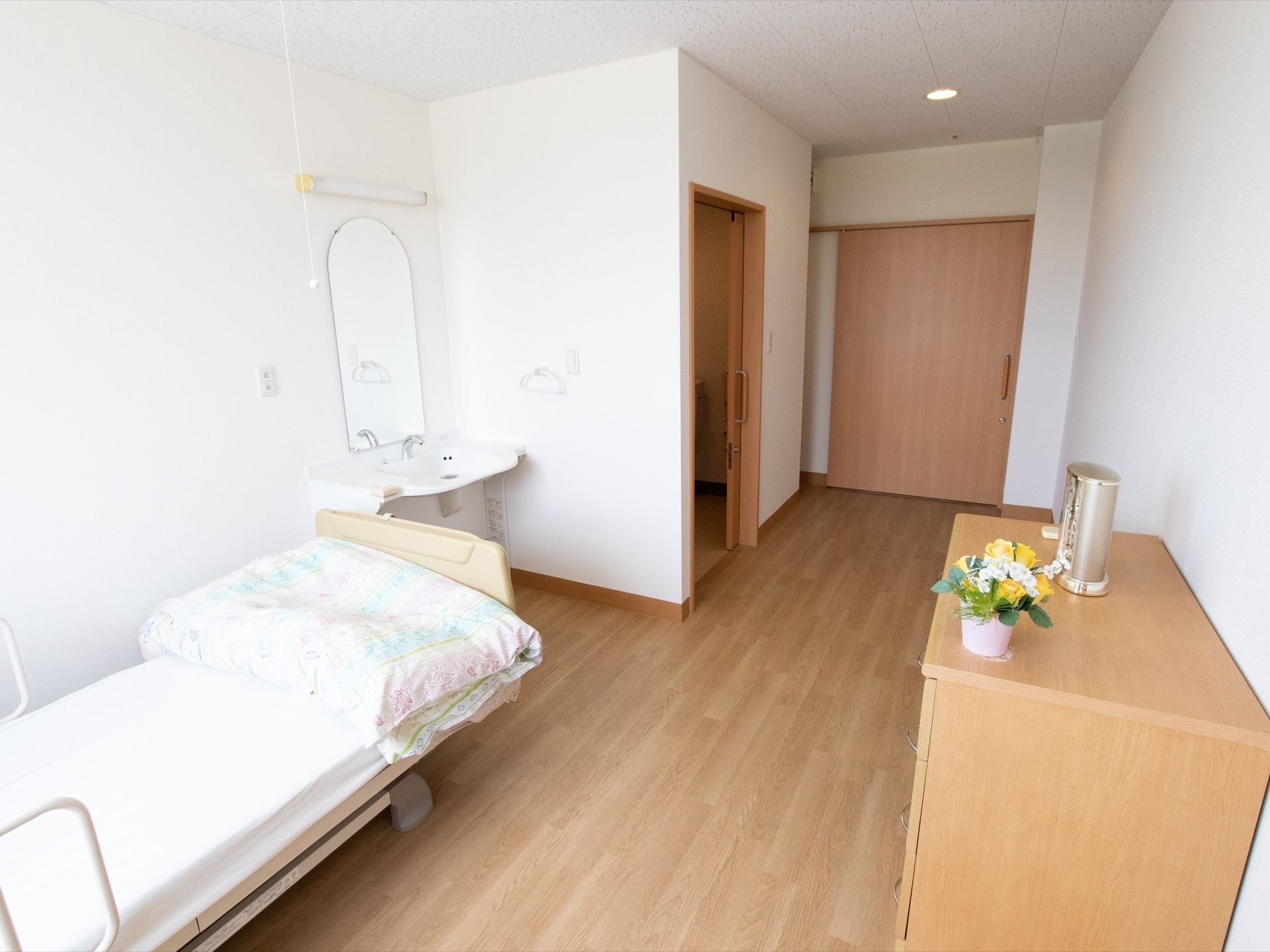 居室は個室になっていて、介護ベッドのほかに、洗面台やトイレも備わっている。人の目を気にせず、快適に過ごすことができる。
